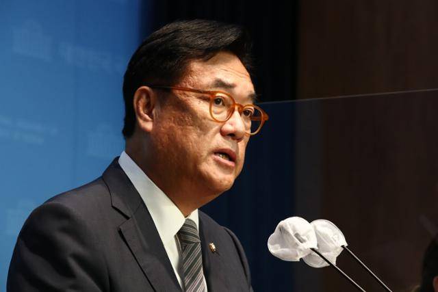국민의힘 새 비상대책위원장으로 추인된 정진석 의원이 7일 국회 소통관에서 기자회견을 하고 있다. 뉴시스