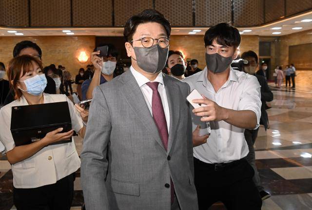권성동 국민의힘 원내대표가 7일 국회 예결위회의장에서 열린 비공개 의원총회에 참석하기 위해 이동하고 있다. 뉴시스
