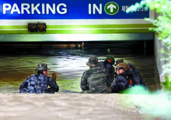 6일 오후 경북 포항 남구의 한 아파트에서 태풍 '힌남노'의 폭우 때 지하 주차장에서 실종된 주민 7명을 찾는 수색작업이 진행되고 있다. 연합뉴스