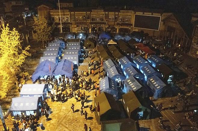 6일(현지시간) 중국 쓰촨성 루딩현 모시타운에 지진 피해 주민들을 위한 임시 대피소가 만들어졌다. AP=연합뉴스