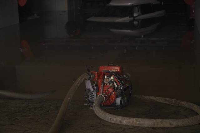 6일 오전 태풍 힌남노의 영향으로 경북 포항 남구 오천읍의 한 아파트 지하 주차장이 침수돼 119대원들이 배수 작업을 하고 있다. 경북소방본부 제공, 연합뉴스