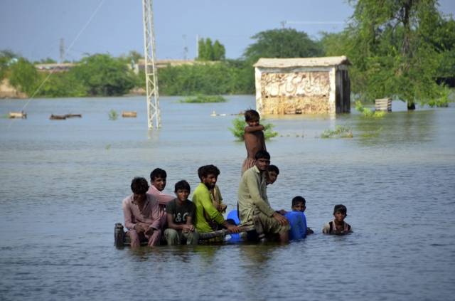 지난 3일(현지시간) 파키스탄 남서부 발루치스탄 주(州)에서 홍수로 집을 잃은 주민들이 망연자실해하고 있다. AP 뉴시스