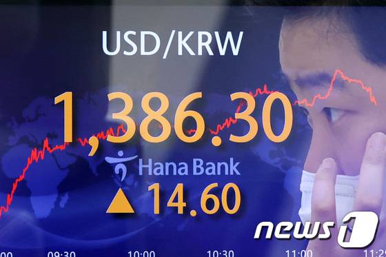 달러·원 환율이 장중 1380원을 돌파한 7일 오전 서울 중구 하나은행 명동점 딜링룸에서 직원들이 업무를 보고 있다. 이날 달러·원 환율은 전날 대비 5.3원 오른 1377.0원으로 출발해 장 초반 1380원을 넘기며 13년 5개월 만에 가장 높은 수준을 보였다. (다중노출 촬영) 2022.9.7/뉴스1