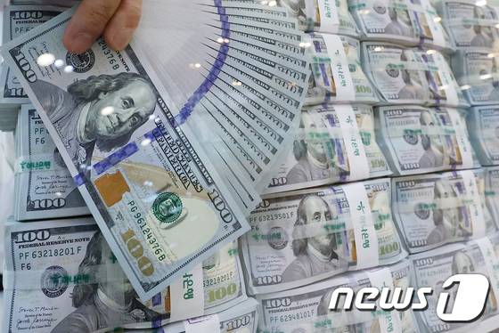 달러·원 환율이 장중 1385원을 돌파한 7일 서울 중구 하나은행 위변조대응센터에서 직원이 달러화를 정리하고 있다. 달러·원 환율이 1385원을 상회한 것은 13년 5개월 만이며, 6거래일째 연고점을 경신했다. 2022.9.7/뉴스1