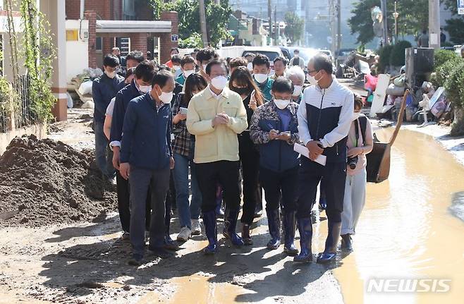 [포항=뉴시스] 고범준 기자 = 이재명 더불어민주당 대표가 7일 오전 경북 포항시 남구 대송면 인근 피해주택을 찾아 제11호 태풍 '힌남노'로 인한 피해현장 점검을 하고 있다. 2022.09.07. bjko@newsis.com