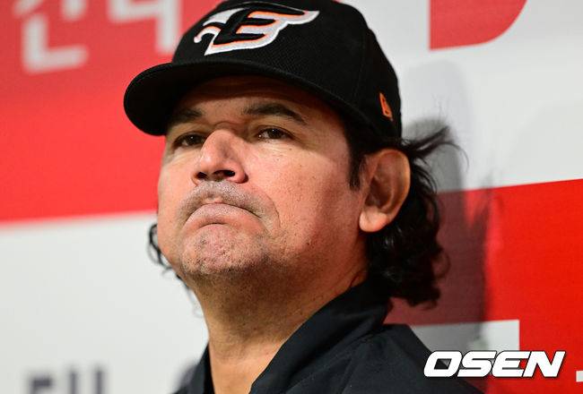[OSEN=고척, 지형준 기자]경기에 앞서 한화 수베로 감독이 취재진과 이야기를 나누며 생각에 잠겨 있다. 2022.09.02 /jpnews@osen.co.kr