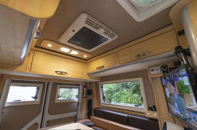 천장형 에어컨이 설치된 캠핑카 내부 [사진/성연재 기자]