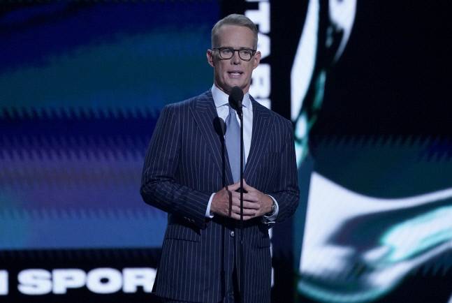 FOX-TV에서 ESPN으로 이적한 조 벅 캐스터가 지난 7월 자사의 ESPY어워드 시상식에서 수상자를 발표하고 있다. AP연합뉴스