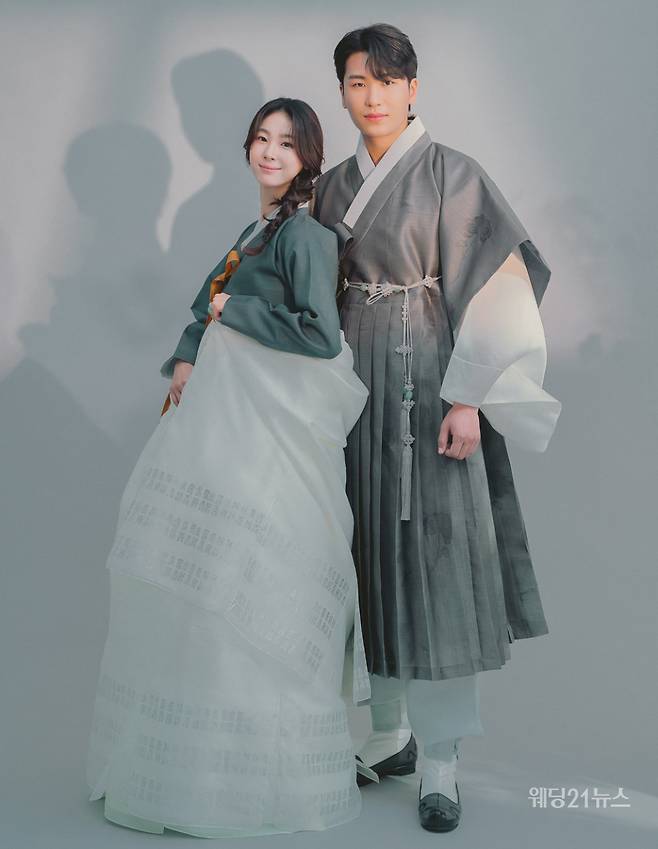 사진 : 한복 이종순한복, 포토그래퍼 멜리브라운 스튜디오, 헤어 유나(뷰티 진동희), 메이크업 송은(뷰티 진동희), 모델 이예담, 천석범, 스타일링 박선혜, 소품협찬 슬기주머니