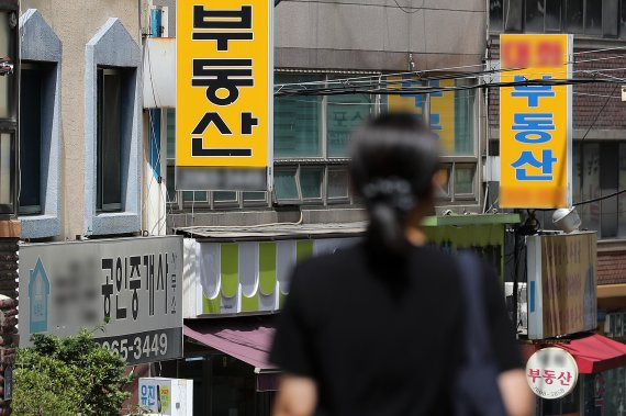 극심한 부동산 거래 한파가 지속되면서 지난달 신규 개업한 공인중개업소 수가 약 3년 만에 최저치를 기록한 것으로 나타났다. 사진은 서울 시내 공인중개업소 모습. /뉴시스