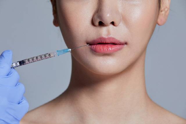 필러는 미용 효과가 있지만 부작용을 겪을 수도 있으므로 주의해야 한다./사진=게티이미지뱅크