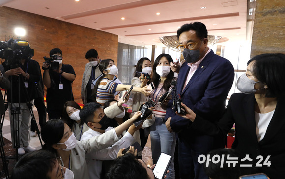 국민의힘 비상대책위원장에 내정된 정진석 국회부의장이 8일 오전 국회로 출근해 기자들의 질문에 답하고 있다. [사진=김성진 기자]