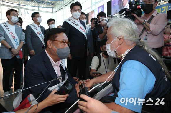 국민의힘 새 비대위원장에 임명된 정진석 국회부의장이 8일 중구 서울역에서 귀성객들에게 인사를 위해 이동하던 중 박경석 전국장애인차별철폐연대 대표와 대화하고 있다. [사진=국회사진취재단]