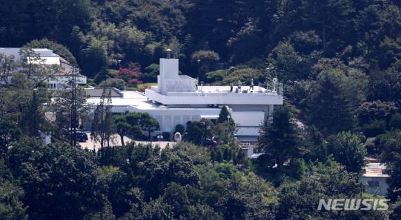 윤석열 대통령이 이달초 용산 한남동 관저에 입주할 것이라고 알려졌다. 지난 1일 오전 서울 용산구 윤 대통령 관저에서 막바지 입주 작업이 진행되고 있다. [사진=뉴시스 ]