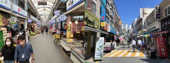북적거리는 자양전통시장 남문길과는 달리, 자양전통시장 서문↔동문길(왼쪽)이나 시장 뒷길(오른쪽)은 다소 한산했다. 문희철 기자
