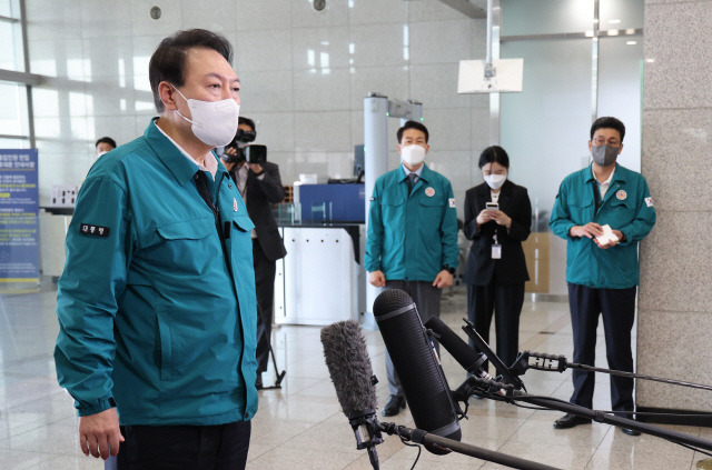 ▲ 윤석열 대통령이 7일 서울 용산 대통령실 청사로 출근, 기자들과 질의응답을 하고 있다. 연합뉴스