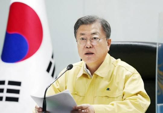 지난 2월 7일 코로나19 중앙재난안전대책본부 회의에서 민방위복을 착용하고 발언하고 있는 문재인 전 대통령. 문 전 대통령 인스타그램 캡처.