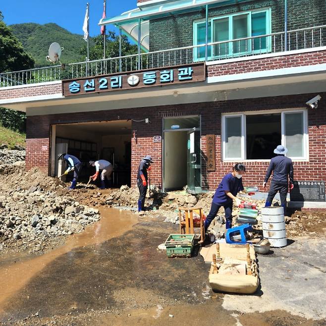 경주시 공무원과 자원봉사자들이 태풍 피해 복구작업을 벌이고 있다. 경주시 제공