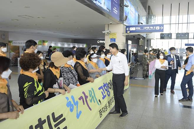 노관규 시장이 귀성객 환영 행사에 나온 시민들과 인사를 나누고 있다.