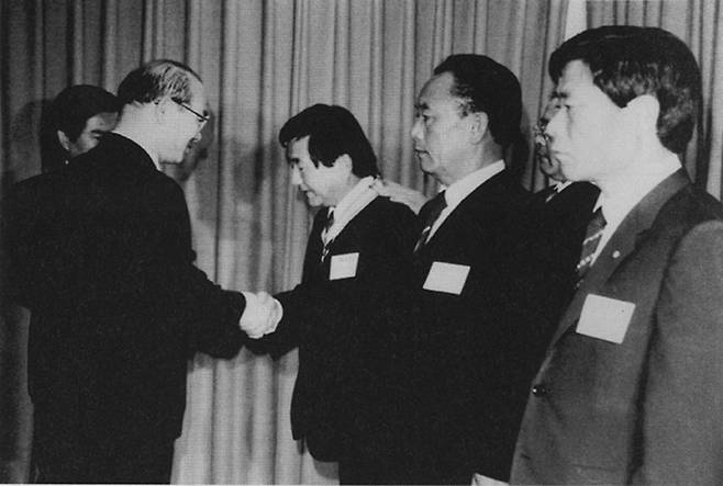 1984년 전두환 대통령에게 국민훈장 동백장을 받고 있는 박인근 원장(가운데).ⓒ형제복지원 운영 화보집