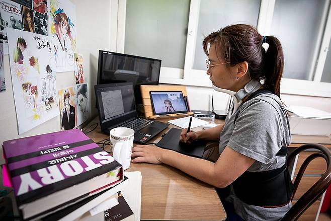 하신아 웹툰작가노동조합 사무국장이 8월24일 자택에서 교정기를 착용한 채 마감을 하고 있다. ⓒ시사IN 신선영