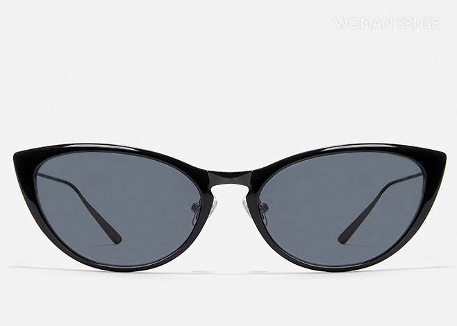 캐츠 아이 프레임의 타이니 선글라스 21만8천원 카린.