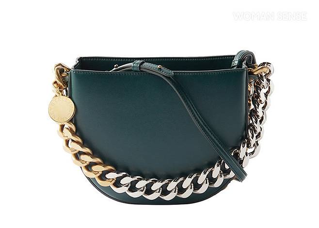 하프문 실루엣의 청키한 투톤 체인 장식 숄더백 2백만원대 스텔라 맥카트니.