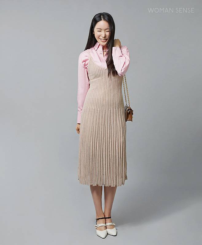 화사한 핑크 컬러의 오버사이즈 셔츠 10만원대 타미힐피거 우먼, 은은한 펄사가 고급스러운 니트 원피스 가격미정 로앤스, 라인스톤 커프 네크리스 9만5천원 아르켓, 골드 버클 장식의 체인 크로스 백 93만5천원 MCM, 슬림한 포인티드 토 스트랩 펌프스 힐 14만5천원 레이첼 콕스.