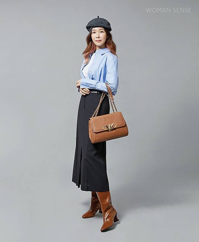 이너로 착용한 티셔츠 4만7천원 아뜰리에 드 리옹, 릴랙스드 핏 테일러드 블루 셔츠 13만5천원 코스, 슬릿으로 연출한 블랙 미디스커트 7만8천원 시스티나, 골드 체인 장식 벨트 가격미정 아르켓, 여유 있는 사이즈의 체인 숄더백 91만원 마이클 마이클 코어스, 캐멀 컬러의 커브 힐 포인트 롱부츠 35만8천원 렉켄, 그레이 울 베레 스타일리스트 소장품.