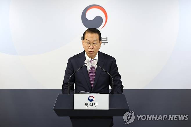 권영세 장관, 이산가족 상봉 대북제의 발표 (서울=연합뉴스) 김인철 기자 = 권영세 통일부 장관이 8일 정부서울청사 브리핑실에서 이산가족 상봉에 대한 대북제의를 발표하고 있다. 2022.9.8 yatoya@yna.co.kr