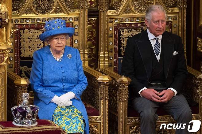 지난 2017년 6월21일(현지시간) 엘리자베스 2세 여왕(왼쪽)과 찰스 왕세자(오른쪽)가 런던 의회에서 열린 개회식에 참석한 모습. ⓒ AFP=뉴스1 ⓒ News1 김민수 기자