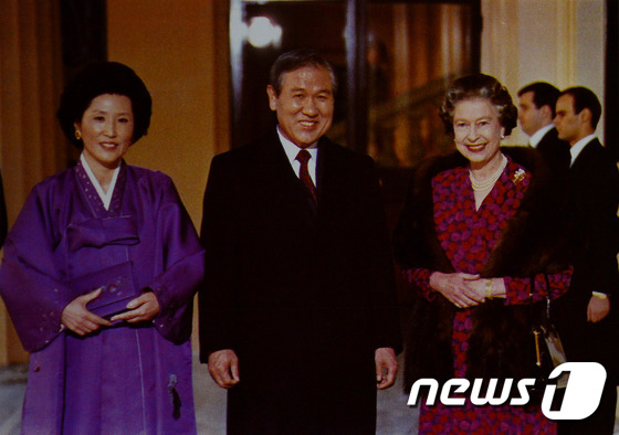 노태우 전 대통령과 영부인 김옥숙 여사가 1989년 엘리자베스 2세 영국여왕을 예방, 버킹엄궁 현관에서 영접나온 여왕과 활짝 웃으며 포즈를 취하고 있다. (한국사진기자협회 보도사진연감) 2015.11.23/뉴스1