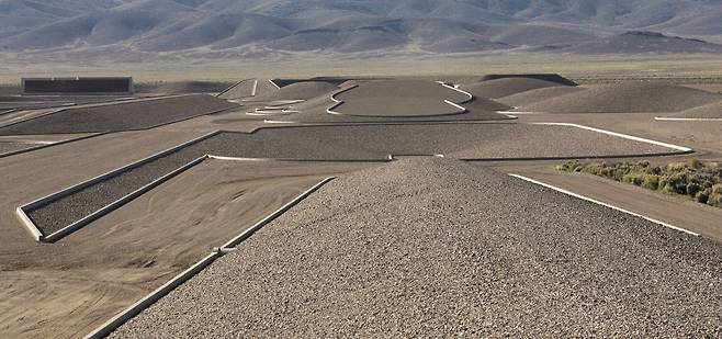 네바다주 사막을 무대로 만든 마이클 하이저의 대지 예술 '도시(City)', 1970 – 2022. © Michael Heizer. Courtesy Triple Aught Foundation. Photo: Eric Piasecki