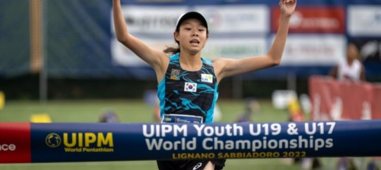 한국의 신수민이 근대5종 세계유소년선권대회 U17 여자 개인전에서 1위로 골인, 사상 첫 금메달의 쾌거를 이루었다.[대한근대5종연맹 제공]