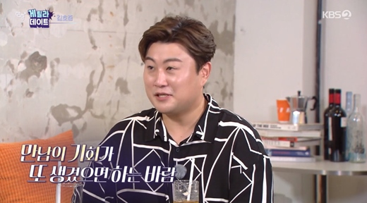Singer Kim Ho-joong showed off the hot popularity of Death Before Dihonor dating being suspended.Kim Ho-joong met fans at the telephoto market in Seoul on the 8th KBS 2TV Entertainment Weekly Plus Death Before Dihonor Date.Kim Ho-joong said, I am going to come out and I will go out hard.Kim Ho-joong entered telephoto market with Kim Jong-hyun announcer who played Interview.When announcer Kim Jong-hyun asked, Do you originally like traditional markets, Kim Ho-joong said, Ive been here recently. The choreography room is right around here.Telephoto market is not wrong to know from one to ten. It is a place that I like so much. Sweet and sour chicken also have a lot of memory, from one to ten, where the beauty of the mountain is gathered. Chelebok was a telephoto market with no room for a start, but the merchants welcomed Kim Ho-joong.Kim Ho-joong was glad to point to the store he visited, and the shop merchant next door handed him a hot pop.Kim Ho-joong said, It is a Korean feeling that I can feel only when I come to traditional markets.Kim Ho-joong, who recently released his second full-length classic.Kim Ho-joong said, Thank you for giving me extra love, and the second time I made it hard, and I am happy because it seems to have been delivered to the fans well.In July, I visited Italy with my best senior vocalist Lee Eung-kwang and talked about busking. I made an impromptu busking in front of Duomo Cathedral in Italy, the home of vocal music.Kim Ho-joong, who led to applause from locals, said, It was a free culture from my childhood to my memory.So there is a memory that I just breathed with people who are so comfortable and free to go through the road. Kim Ho-joong said, There is my movie to be released on September 7th.Italy, which I visited 12 years ago, and the story I wanted to tell in Italy, which Kim Ho-joong visited, he said. The birthplace of Luciano Pavarotti, the museum that I lived in, went and met and collaborated with my favorite Andrea Bocelli. He introduced his second theater film, Life is Beautiful: Vitadolche.Then the two stopped at a Sweet and sour chicken shop.Surprisingly, Kim Ho-joong revealed: I bought Sweet and sour chicen here two weeks ago, wearing a mask and a hat.The merchant, a fan of Kim Ho-joong, shook hands with pleasure and instantly pulled out a song from Kim Ho-joong.Kim Ho-joong, who tasted Sweet and sour chicken fed by the merchant, praised it as a really delicious house, so delicious.Throughout Entertainment Weekly, welcomes were poured for Kim Ho-joong, including cries cheering Kim Ho-joong and good hand greetings from merchants.But enjoying the traditional market also filled the market with purple waves for a while, and Kim Ho-joong said, Do not push each other because you should not be hurt.But as time went by, cloud crowds flocked, and eventually, judging that normal progress was no longer possible, Kim Ho-joong had to withdrawal for the safety of citizens.In the interview, Kim Ho-joong said, It seems to have been more different because it was a Death Before Dihonor date with fans.I think it would be nice if I had a little more good opportunities in the future.