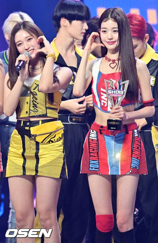 [OSEN=고양,민경훈 기자] 7일 오후 경기도 고양시 일산동구 MBC 드림센터에서 MBC M ‘Show! Champion(쇼! 챔피언)’ 생방송이 진행됐다.가수 아이브(IVE) 챔피언 송에 선정된 후 이서와 장원영이 트로피를 들고 미소짓고 있다. 2022.09.07 / rumi@osen.co.kr