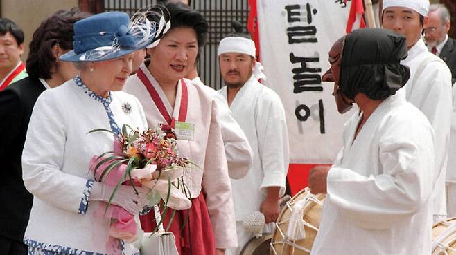 엘리자베스 2세 여왕 안동 봉정사 방문 당시(사진 위). 하회별신굿탈놀이 관람도 했다.