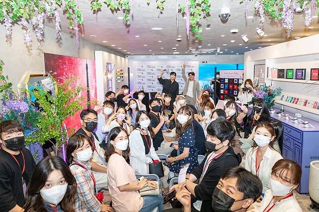 LG유플러스가 지난 7일 서울 강남구 강남대로 426에 위치한 일상비일상의틈에서 고객들과 함께 ‘프라이빗 틈 하우스 파티’를 개최했다. 행사에 참석한 고객들이 LG유플러스 광고 모델 래퍼 래원과 함께 즐거운 시간을 보내고 있는 모습. LG유플러스 제공