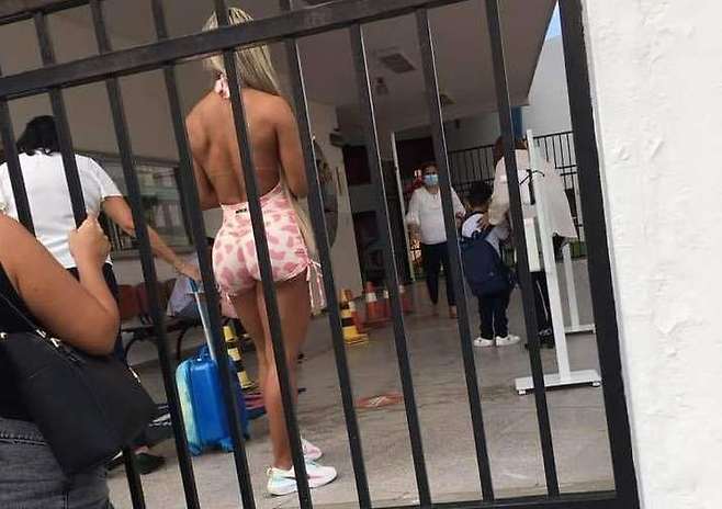 지난 4월 멕시코에서 운동복 차림으로 자녀를 데리러 학교에 간 한 엄마의 사진이 SNS상에서 논란을 일으켰다. 이 엄마는 보디빌더이자 변호사로 알려졌다. / 사진=SNS