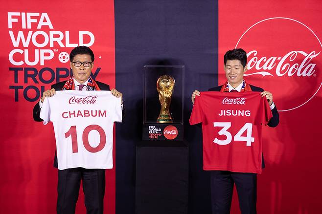 지난달 24일 오후 서울 영등포구 더 현대에서 열린 국제축구연맹(FIFA) 월드컵 트로피 월드투어 행사에서 한국 축구의 전설 차범근 전 대표팀 감독(왼쪽)과 박지성 전북 현대 어드바이저가 월드컵 트로피 앞에서 한국의 본선 진출 횟수(왼쪽 경기복)과 역대 월드컵 골 숫자를 들고 기념 촬영을 하고 있다. 연합뉴스