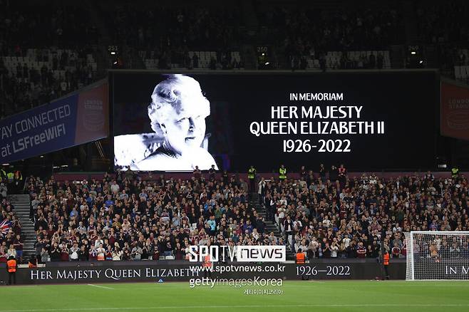 ▲ 웨스트햄과 슈테아우어의 컨퍼런스리그 경기 당시 추모의 시간을 가졌다.