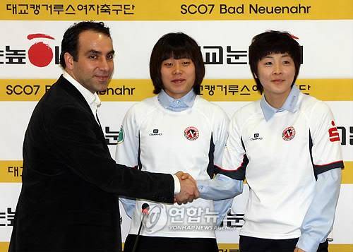 2009년 독일 분데스리가로 진출한 여자축구 차연희(가운데)와 박희영(오른쪽) [연합뉴스 자료사진]