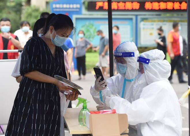 중국 안후이성 벙부 벙산구에 있는 코로나19 검사센터에서 17일 시민들이 검사에 앞서 등록을 하고 있다.ⓒ뉴시스