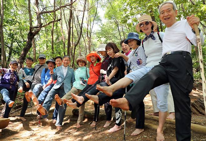박성태 씨(오른쪽)  등 인근 주민들이 경기 남양주 와부 금대산을 찾아 들고 활짝 웃고 있다. 박 씨가 맨발걷기로 말기암을 극복했다는 사연이 알려지면서 금대산은 맨발걷기의 명소로 떠올랐다. 남양주=이훈구 기자 ufo@donga.com