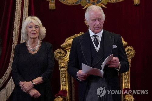 10일(현지시간) 세인트 제임스 궁에서 즉위식에 찰스 3세와 그 부인 커밀라 왕비가 참석한 모습. 로이터=연합뉴스