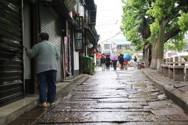 비가 내린 뒤 주가각 조하가의 돌길이 반질반질하다. ⓒ최종명