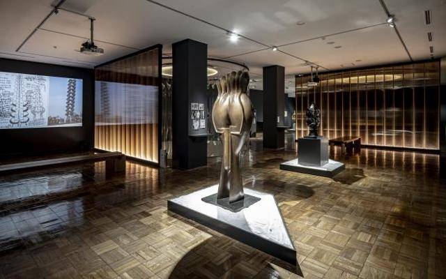 조각 '우주를 향하여' 연작 등으로 국제적 명성을 얻은 작가 문신(1922∼1995)의 예술세계로 안내할 대규모 전시가 열린다. 국립현대미술관은 창원특례시와 공동주최로 문신 탄생 100주년을 기념하는 특별전을 1일부터 내년 1월 29일까지 국립현대미술관 덕수궁에서 개최한다. 연합뉴스