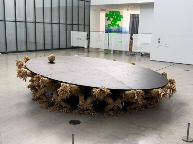 국립현대미술관 서울관에서 9일부터 열리는 '국립현대미술관 현대차 시리즈 2022: 최우람 - 작은 방주' 전시에 전시된 '원탁'. 전시는 7일 언론에 먼저 공개됐다. 김민호 기자