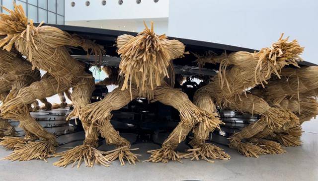 지푸라기 인형들이 무릎을 구부리면서 원판을 기울여 머리를 차지하려고 애쓰지만 머리는 원탁 위를 굴러다닐 뿐, 누구에게도 닿지 않는다. 김민호 기자