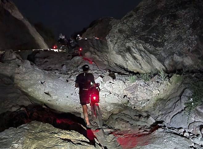 야간에 전조등을 켜고 이동하는 참가자들. 사진 박종하